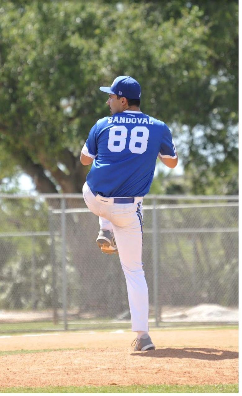 Back of jersey — SANDOVAL 88 — at the top of the leg kick